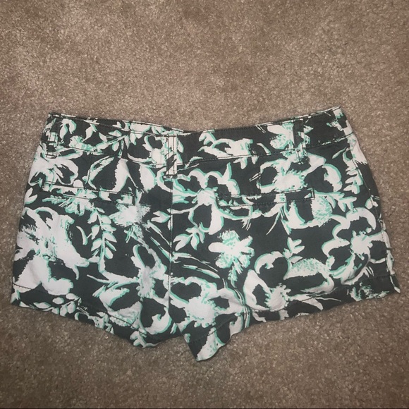 Mossimo Gray, White & Green Floral Jean shorts size 1 - Picture 8 of 9